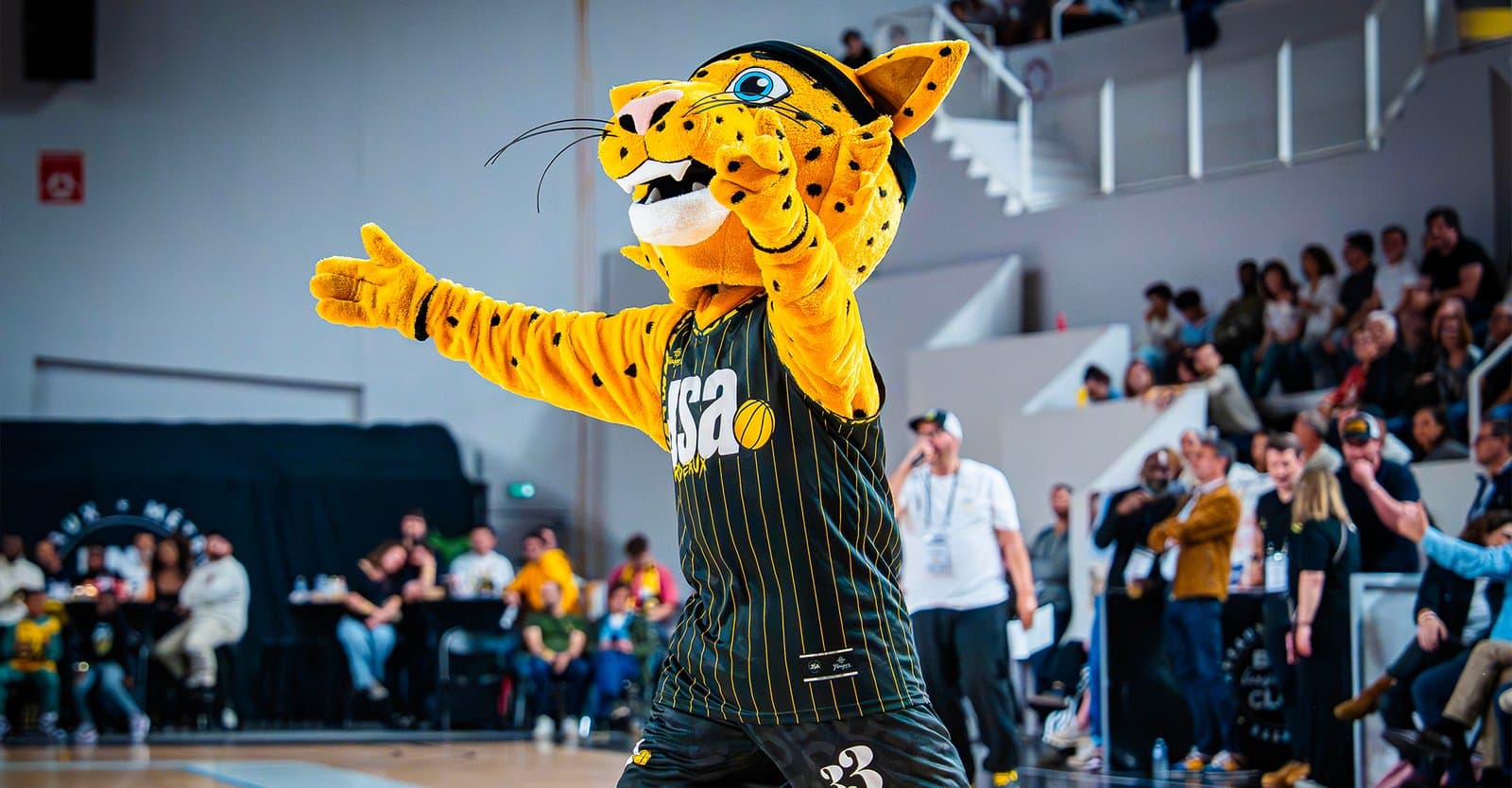Dunky, la mascotte léopard des JSA, sur le parquet du Palais des Sports