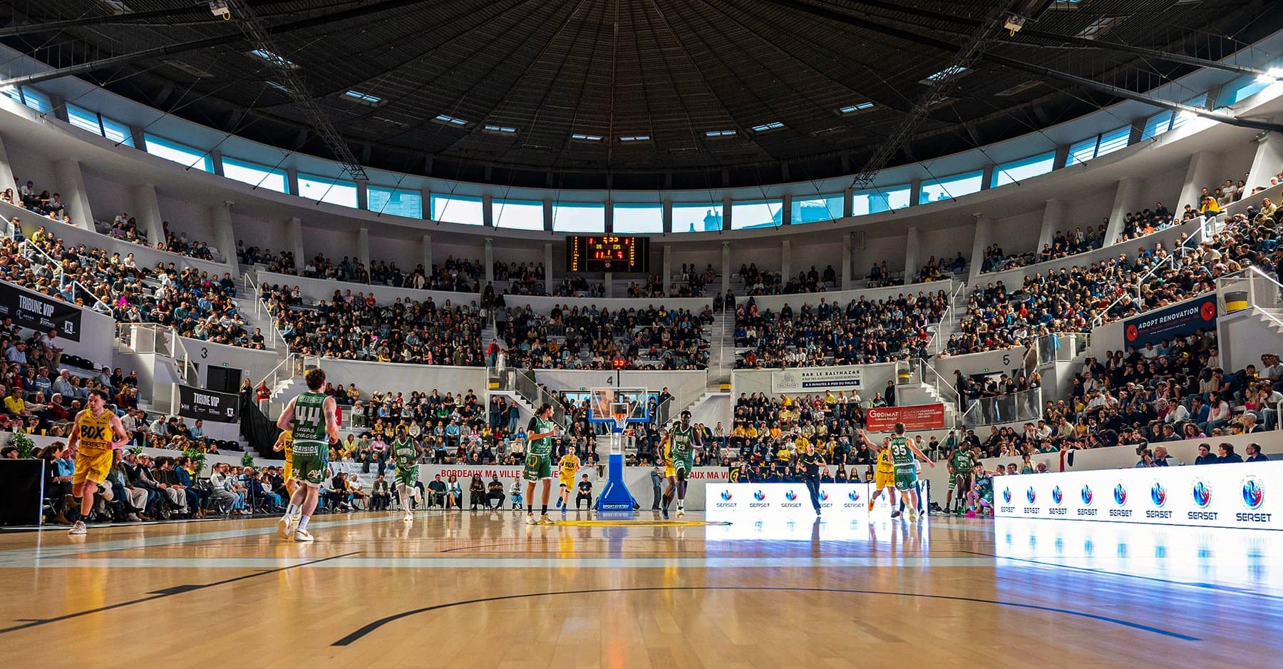 Le Palais des Sports de Bordeaux un soir de match, tribunes pleines