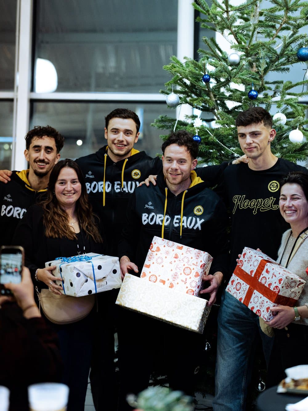 Joueurs et partenaires lors de la remise de cadeaux de Noël